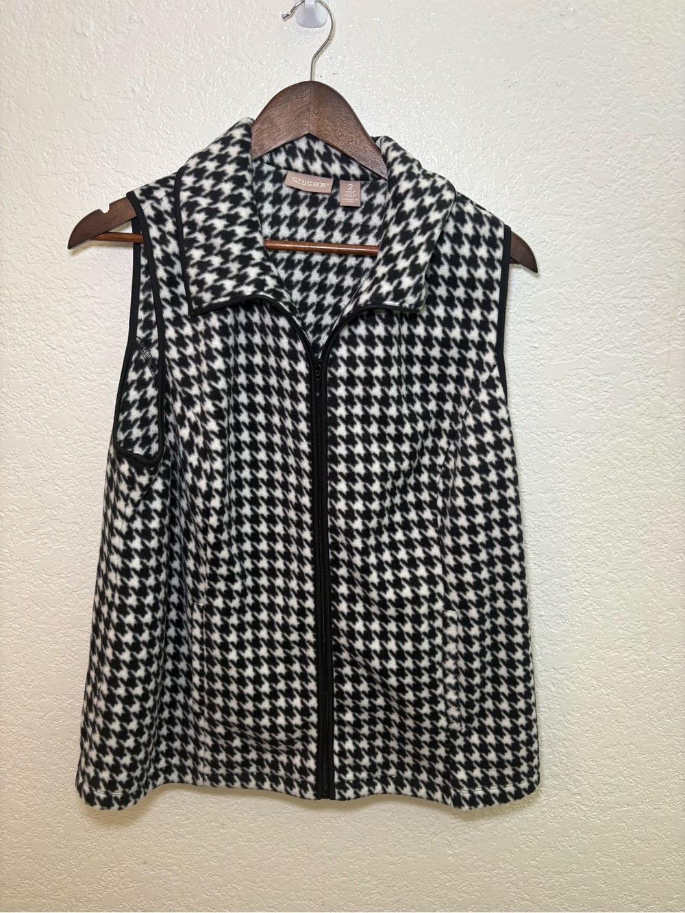 Chico's Black & White Houndstooth Zip Vest